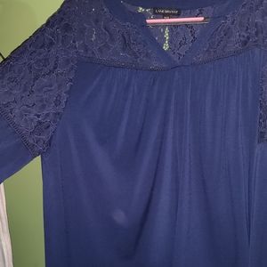 Cute, loose Fitting, slinky shirt with lace detail